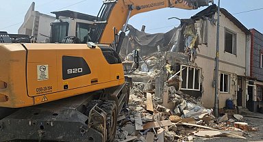 Bursa Osmangazi'de iki katlı kaçak bina yıkıldı