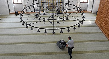 Bursa Osmangazi'deki camiler bayrama hazır