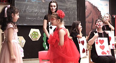 Bursalı çocuklardan 'Alis Harikalar Diyarında'ya büyülü yorum