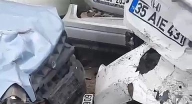 Düzce D-100'de zincirleme kaza... Otomobil fabrika duvarını yıktı!