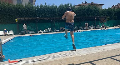 Düzce'de 416 dairelik sitede çocuklar sezonu açtı, serin sulara koştu