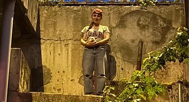 Düzce'de duyarlılık... Canını hiçe sayıp, mahsur kalan yavru kediyi kurtardı!