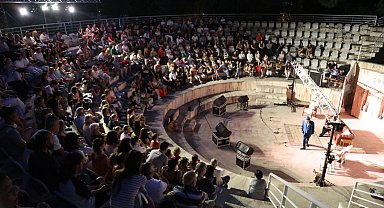 Efes Selçuk'ta sanat ve dayanışma amfi tiyatro sahnesinde