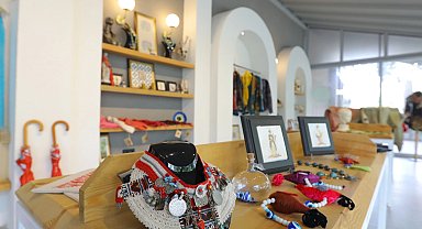 Efesium hediyelik eşya dükkânı'nda kadınların el emeği raflarda yerini alıyor