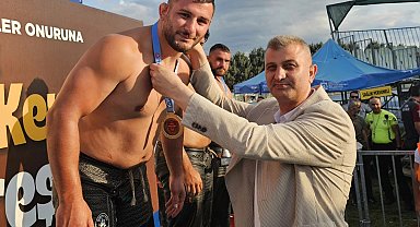 Gölcüklü pehlivan başaltında şampiyon oldu