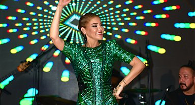 Gülben Ergen, Bursa'daki düğünde sahne şovuyla büyüledi