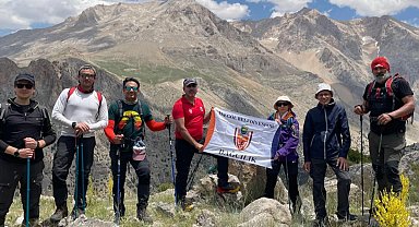 İnegöl Belediyesporlu dağcılar 24 saatte 2 zirve yaptı