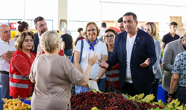 İzmir Narlıdere'de bayram öncesi pazaryeri ziyareti