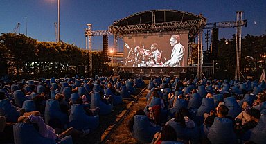 İzmir'de açık havada sinema keyfi başladı
