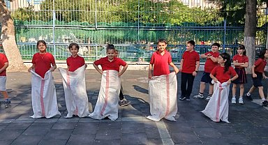 İzmir'de Geleneksel Çocuk Oyunları Şenliği coşkuyla geçti