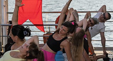 İzmir'de güneşi yoga ile uğurladılar