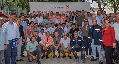 İzmir'de yangınla mücadeleye güçlü destek: 85 muhtara su tankeri