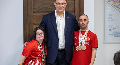 İzmir'in gururlarından Başkan Tugay'a ziyaret