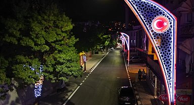 İzmit'te Atatürk Motifli aydınlatmalar caddeyi aydınlattı