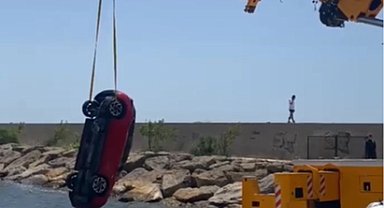 Keşan'da el freni unutulan otomobil denize uçtu