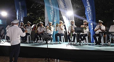 Kocaeli Büyükşehir Bandosu Körfez sahilini inletti