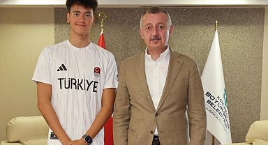 Kocaeli'de Başkan Büyükakın genç milli yüzücüyü kabul etti
