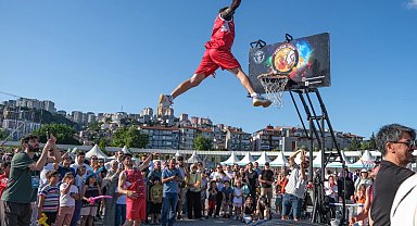 Kocaeli'de çocukların neşesi Milli İrade Meydanı'nı sardı