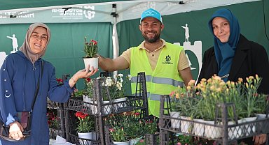 Kocaeli'de kabirlere çiçek, gönüllere huzur