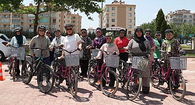 KOMEK'te bisiklet kullanımı öğreniyorlar