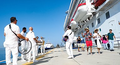 Lüks kruvaziyer ilk kez Bodrum'a demir attı... Türk ezgileriyle karşılandılar