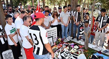 Manisa'da Ferdi Zeyrek'in kabri ziyaretçi akınına uğradı