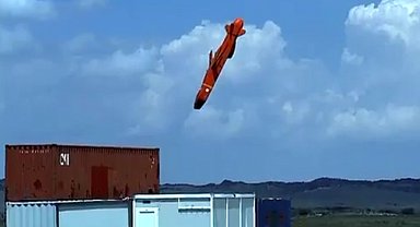 Milli seyir füzesi SOM, yerli turbojet motorla hedefi tam isabet vurdu