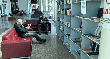 Ordu'da yolcular otobüslerini kitap okuyarak bekliyor