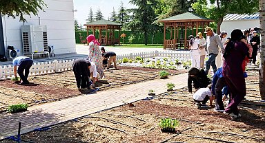 Özel çocuklar fideleri toprakla buluşturdu