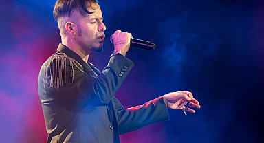 Rock'ın romantik prensi hayranlarını mest etti