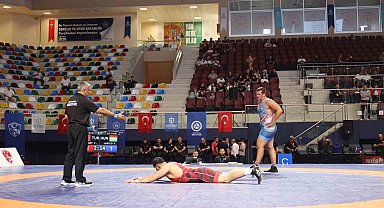 Sakarya'da güreşçiler minderde terlemeye devam ediyor