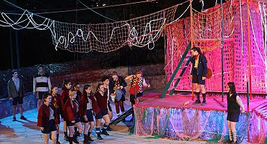 "Sineklerin Tanrısı" Bursa Nilüfer'de prömiyer yaptı