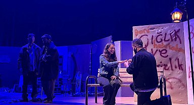 10 bini aşkın izleyici tiyatronun renkli dünyasına tanıklık etti