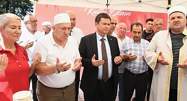 Başkan Aydın vatandaşlara aşure dağıttı