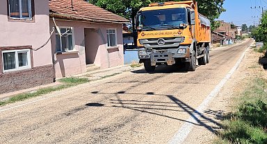 Bilecik'te eriyen asfalta karayollarından acil müdahale!