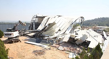Bursa Kayapa'da iki kaçak yapı yıkıldı