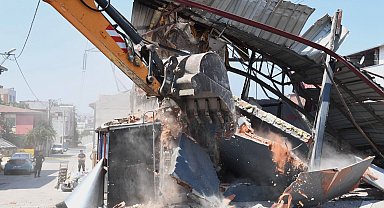 Bursa'da yüksek gerilim hattına yapılan kaçak iş yeri yıkıldı