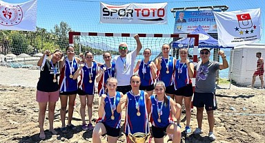 BUÜ Kadın Hentbol Takımından çifte şampiyonluk