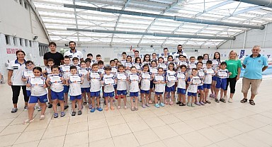 Büyükşehir Yaz Okulları’nda minik yüzücülerin sertifika heyecanı