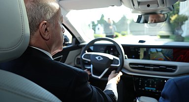 Cumhurbaşkanı Erdoğan, Togg T10F Sedan modelini test etti... Erdoğan Togg T10F'nin direksiyonunda