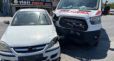 Düzce'de ambulans ile otomobil çarpıştı: 2yaralı