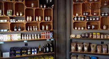 Efes Tarlası Bakkalı kadın üreticilerin el emeğini yansıtıyor