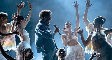 Harbiye'de yaz klasiği... Kenan Doğulu'dan efsane performans