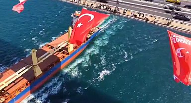 İstanbul'un üç köprüsüne Türk Bayrağı asıldı