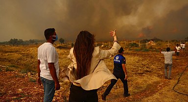 İzmir Çeşme yangınında tüm ekipler sahada... Riskli bölgelerde tahliyeler sürüyor