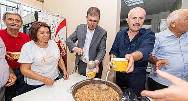 İzmir'de Başkan Tugay bereketi paylaştı