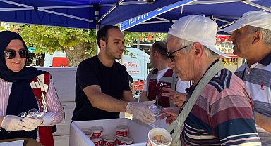 İzmit Belediyesi'nden gönülleri ısıtan aşure ikramı