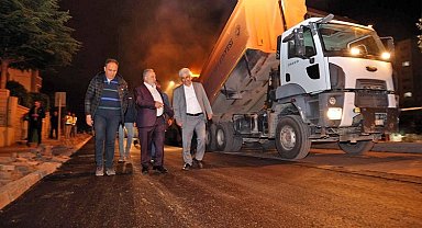 Kayseri Talas'ta gece asfalt mesaisi... Başkan Yalçın'dan gece teftişi
