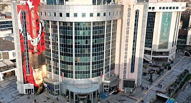 Kocaeli İzmit'te şehitlere saygı... Çocuk etkinlikleri ertelendi