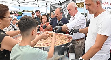 Manisa'da geleneksel aşure dağıtımı devam ediyor